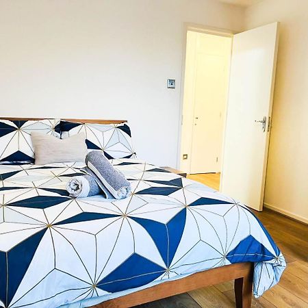 Lovely 2 Bedroom Flat With Free Parking, Great Transport Links To Central London, The Excel Centre, Canary Wharf And The O2! Buitenkant foto