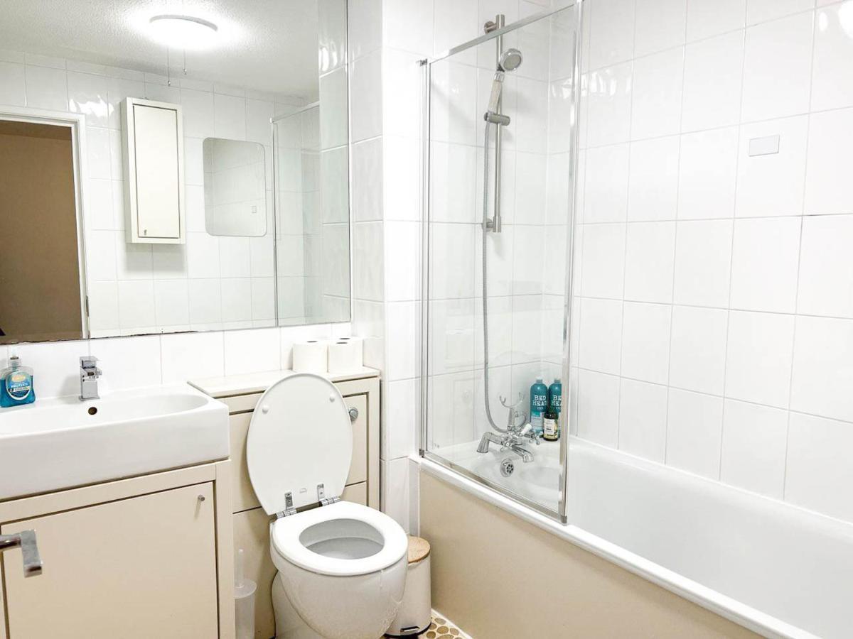 Lovely 2 Bedroom Flat With Free Parking, Great Transport Links To Central London, The Excel Centre, Canary Wharf And The O2! Buitenkant foto