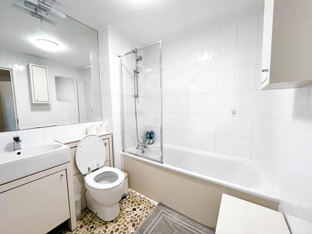 Lovely 2 Bedroom Flat With Free Parking, Great Transport Links To Central London, The Excel Centre, Canary Wharf And The O2! Buitenkant foto